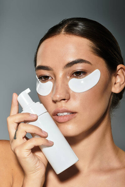Красивая женщина улучшает свои привычки по уходу за кожей, сосредоточившись на методах омоложения.