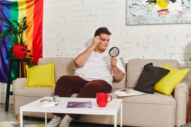 Eşsiz bir birey, rahat rahat otururken makyaj uygulaması ile ilgilenir..