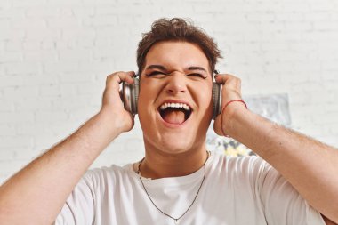 Parlak bir gülüşü olan bir insan, şık bir mekanda müzik dinlerken ritmi benimser..