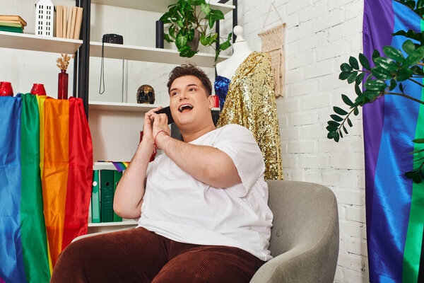 Странный человек делится смехом во время веселой беседы в красочной обстановке.