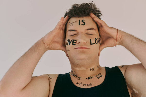 Странный человек демонстрирует самовыражение с помощью искусных сообщений на своей коже в спокойной обстановке.