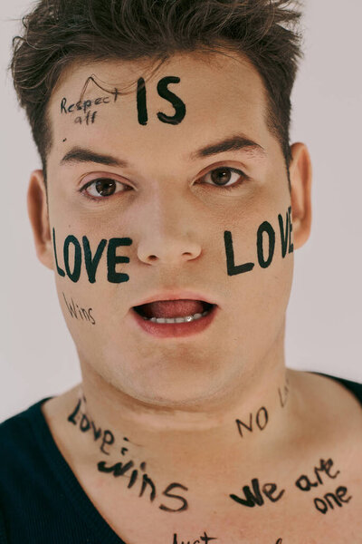 Человек демонстрирует мощные послания любви и единства через искусство тела на празднике.