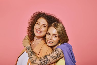 Neşeli bir lgbt çifti, aşklarını ve ilişkilerini canlı pembe bir arkaplanda sergiliyor..
