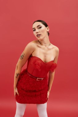Kendine güvenen genç kadın dikkat çeken kırmızı kıyafetiyle eşsiz tarzını sergiliyor..