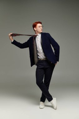 Genç bir öğrenci sofistike kışlık kıyafetini sergilerken kapalı mekanda kendine güvenen bir poz veriyor..