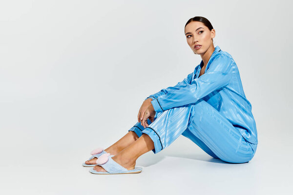 Женщина демонстрирует современный лаундж-наряд с уверенным выражением лица, источающим шарм.