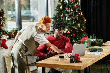 İş arkadaşları Noel neşesini ve çalışma alanlarını paylaşarak keyifli bir anın tadını çıkarırlar..