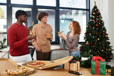 Meslektaşlar birlikte Noel 'i kutlarken lezzetli pizzalar ve keyifli anlar paylaşırlar..