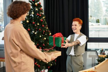 İki genç meslektaşım hediyelerini paylaşıyor ve birlikte neşeli bir Noel anını kutluyorlar..
