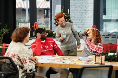 İş arkadaşları Noel neşesi içinde eğlenirken Noel 'i kahkahalarla ve oyunlarla kutlarlar..