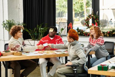 Meslektaşlar Noel 'i birlikte kutlarken birbirlerine hediyelerini veriyorlar..