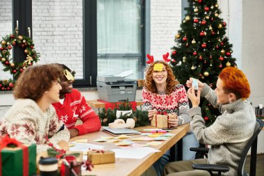 Genç meslektaşlar, ofiste Noel 'in tadını çıkarırken kahkahalar, oyunlar ve tatil ruhunu paylaşıyorlar..
