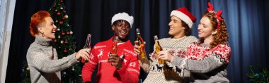 Bir grup genç iş arkadaşı Noel 'i kutlamak için şenlikli kıyafetler içinde bir araya geldiler..