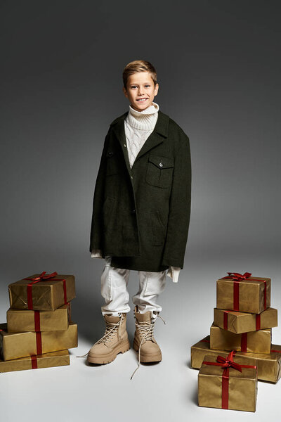 Одетый в теплые одежды мальчик стоит посреди прекрасных завернутых подарков, обнимая зимний дух.