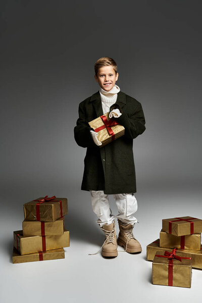 Счастливый мальчик наслаждается магией зимы, в окружении красиво обернутых подарков.