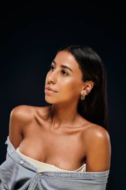Esmer saçlı, Afro-Amerikan bir kadın.