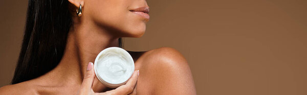 Красивая афро-американка подчеркивает свою рутину в студии.