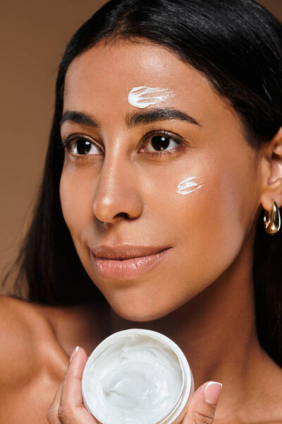 Афро-американка с брюнетками демонстрирует свою рутину в студии.