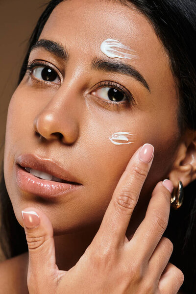 Женщина с брюнетками демонстрирует свою рутину кожи, подчеркивая разнообразие красоты..