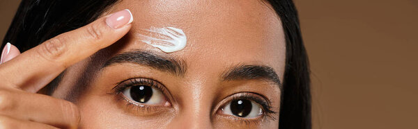 Брюнетка делится своей кожей в студии, празднуя разнообразие красоты.