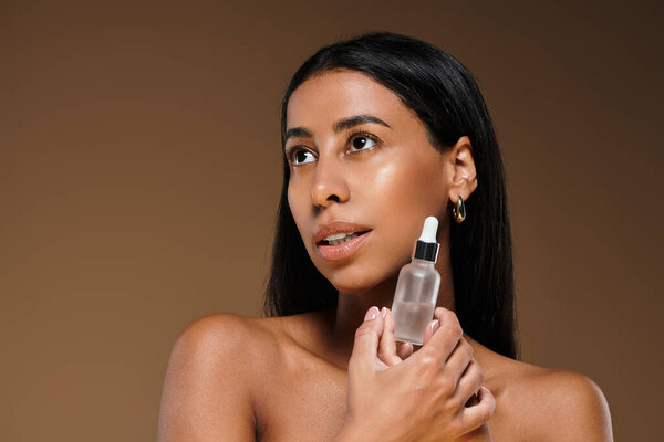 Афроамериканка с брюнетками демонстрирует рутину ухода за телом в студии.