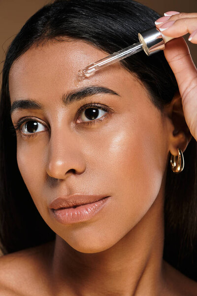 Афро-американская женщина с брюнетками демонстрирует свою рутину в студии.