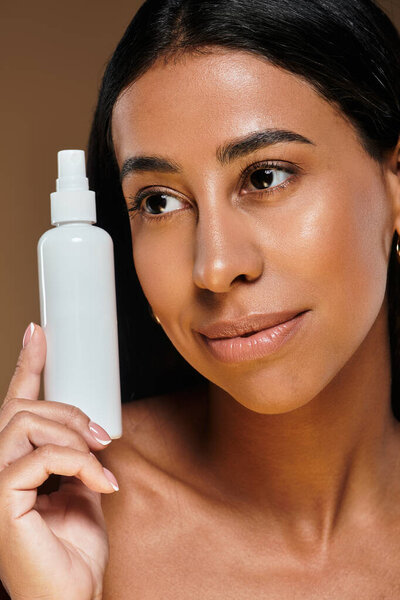 Прекрасная афро-американка подчеркивает свою рутину в студии.