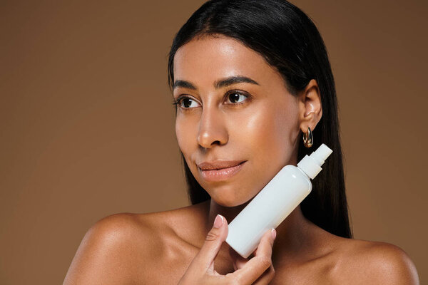 Женщина с брюнетками подчеркивает многообразие красоты через кожу в студии.