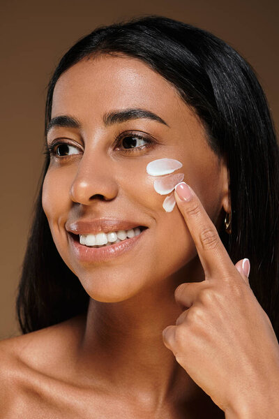 Женщина с брюнетками применяет средство по уходу за телом, демонстрируя разнообразие красоты.