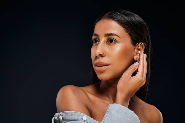 Афроамериканка подчеркивает свою красоту в профессиональной студии.