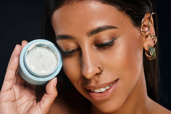 Уверенная афроамериканка демонстрирует свои привычки по уходу за кожей с помощью средств по уходу за телом.