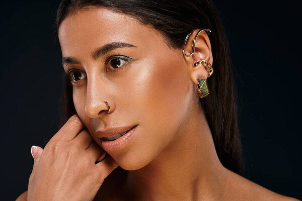 Ошеломляющая афро-американка подчеркивает свою скучную рутину в праздничной студии..