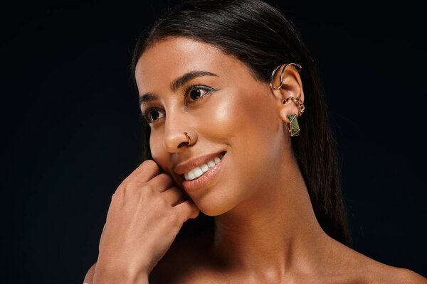 Афроамериканка с сияющей кожей демонстрирует многообразие красоты, демонстрируя уход за телом.