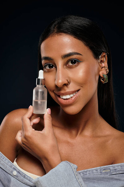 Потрясающая афроамериканка демонстрирует уход за телом и уход за кожей в студии.