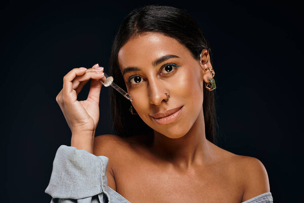 Потрясающая афроамериканка демонстрирует свою красоту, применяя продукт по уходу за кожей..