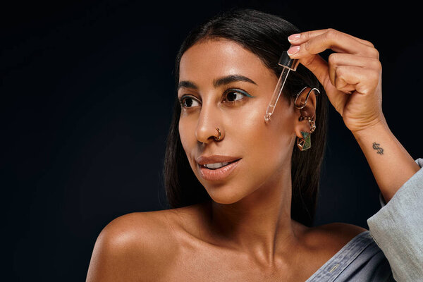 Женщина с брюнетками демонстрирует свои привычки по уходу за телом, демонстрируя продукты по уходу за кожей.