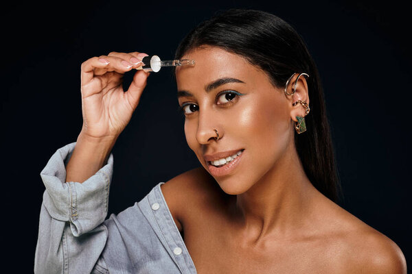 Женщина демонстрирует свою рутину по уходу за кожей, подчеркивая разнообразие красоты и уход за собой..