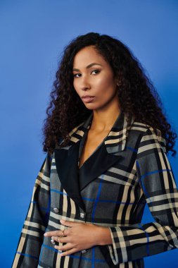 Şık bir kadın, ışıl ışıl güzelliğini tamamlayan şık bir ekose elbiseye güvenir..