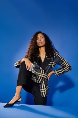 Zarif bir kadın şık elbisesini ve kendine güvenini parlak bir mekanda sergiliyor..