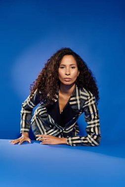 Çekici bir kadın zarif poz verir, güzel yüz hatları ve zarif kıyafetleriyle.