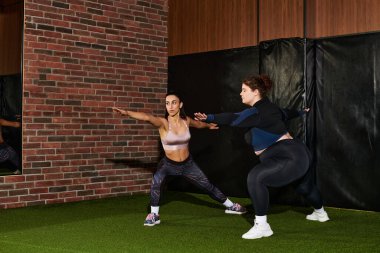 İki kadın birlikte spor yaparken aynı anda spor yapmaya başlarlar..