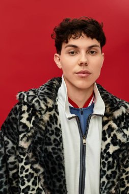 Şık bir beyefendi kendine güveni ve canlı renkleriyle eşsiz tarzını sergiliyor..