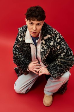 Modern bir ortamda zarif bir şekilde diz çöküp cesur bir stil ve beceri sergiliyor..