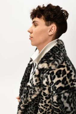 Modaya uygun bir adam kendine güvenerek duruyor, kendine has tarzını ve modern yeteneğini sergiliyor..