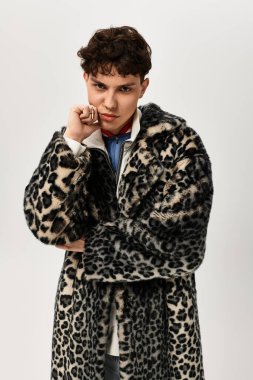 Kendine güveni tam bir leopar desenli ceket giymiş çağdaş moda yeteneğini somutlaştırıyor..