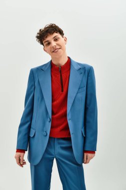 Yakışıklı genç adam sanatsal bir alanda eşsiz moda harmanlayıcı renkler ve dokular sergiliyor.