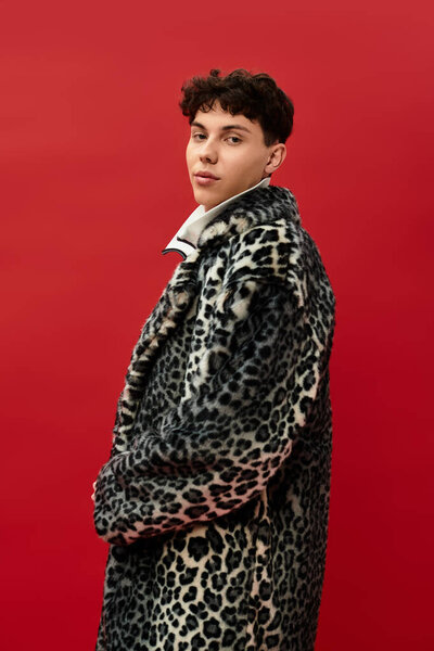 Красивый мужчина демонстрирует свой уникальный стиль в модном пальто, захваченном теплым вечерним светом.