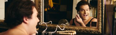Bir travesti renkli bir kuliste makyajla tatil gösterisi için hazırlanıyor..