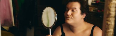 Canlı bir soyunma odasında, bir travesti heyecan verici bir tatil programı için makyaj yapar..