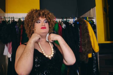 Sahne arkasındaki heyecan verici tatil gösterisine hazırlanan bir travesti..